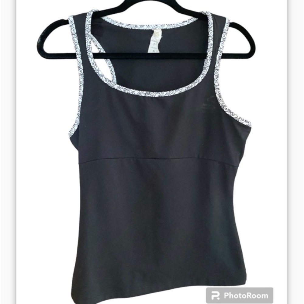 Shanghai red activewear tank. With built-in bra   Size medium.